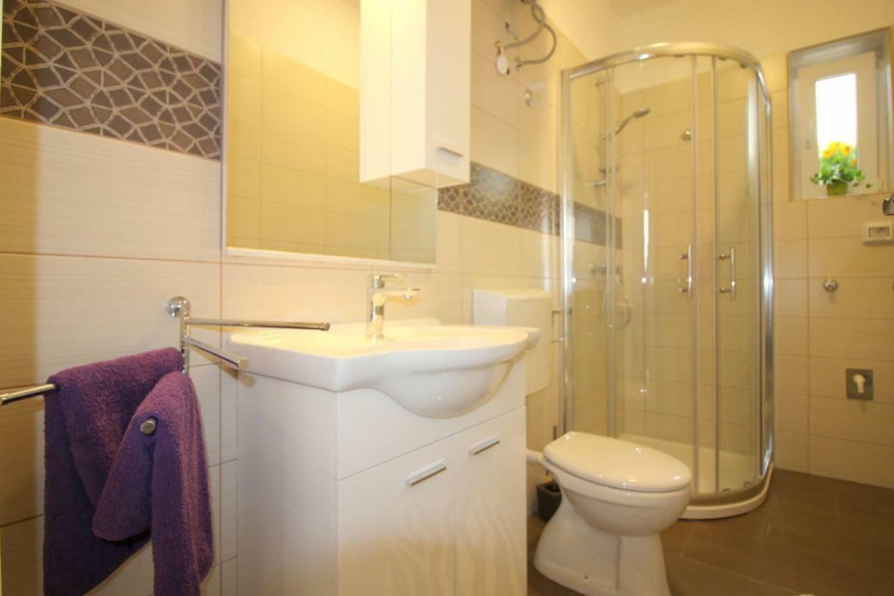 Apartment Noemi In City Center Poreč Exteriör bild