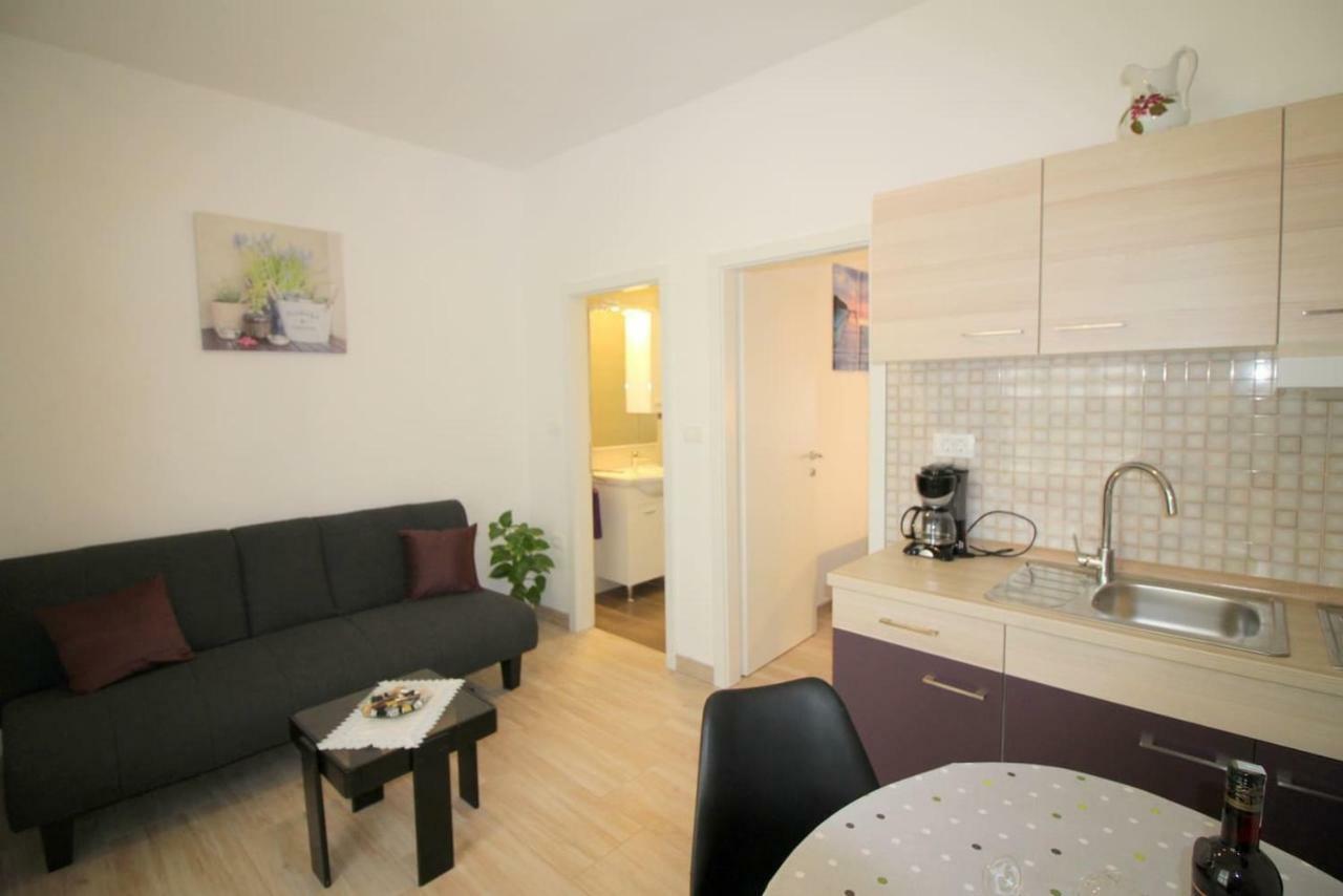 Apartment Noemi In City Center Poreč Exteriör bild