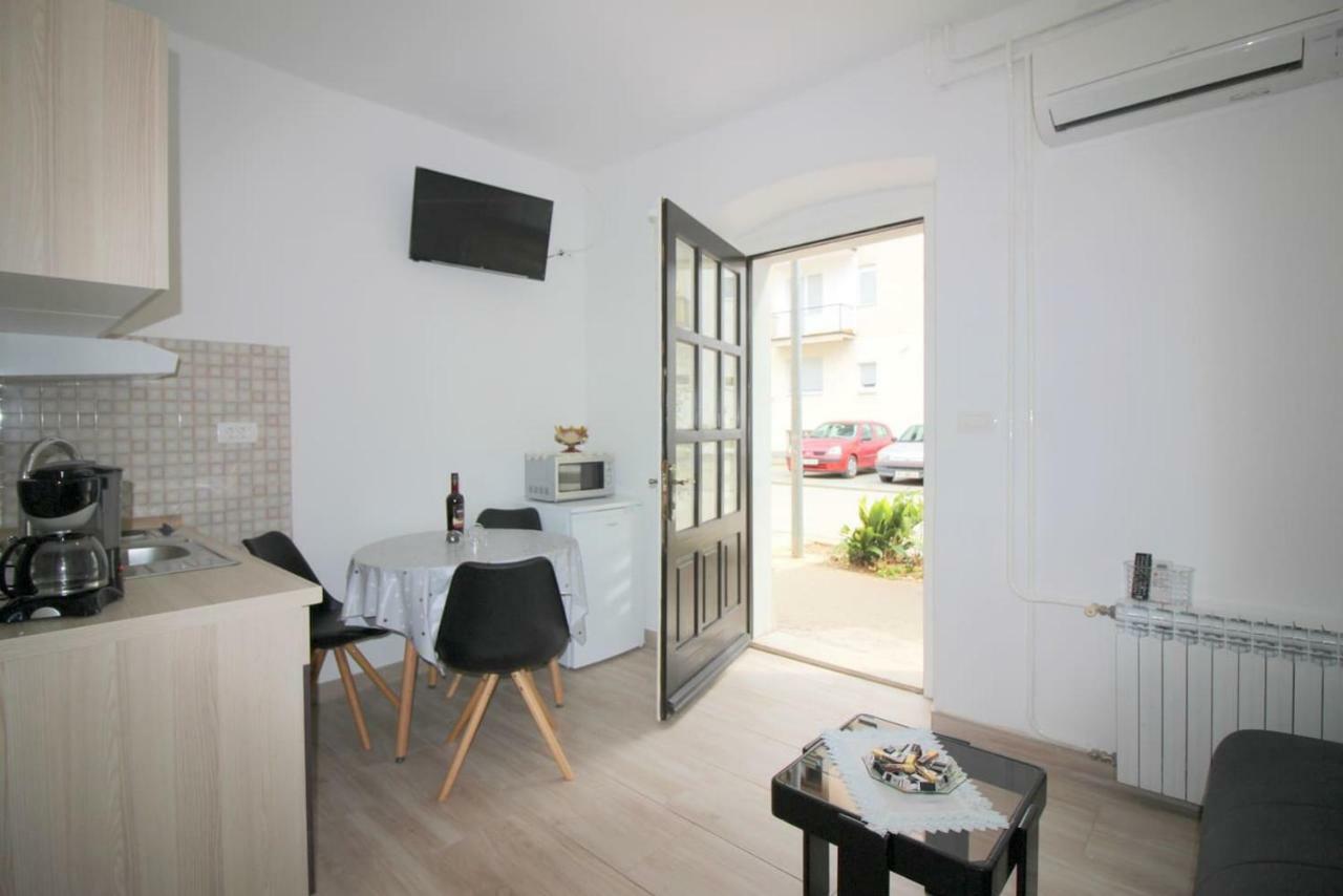 Apartment Noemi In City Center Poreč Exteriör bild