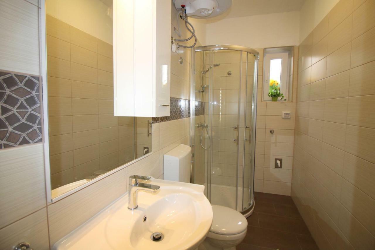 Apartment Noemi In City Center Poreč Exteriör bild